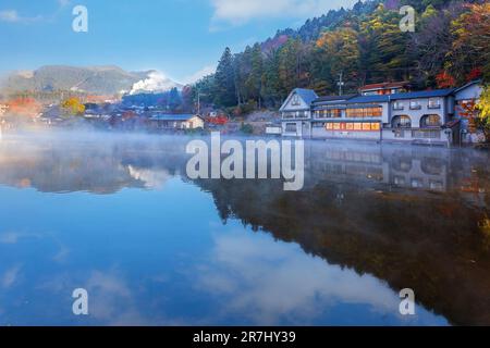 Yufuin, Japan - Nov. 27 2022: Der Kinrin-See ist einer der repräsentativen Sehenswürdigkeiten in der Gegend von Yufuin, am Fuße des Mount Yufu. Das ist es Stockfoto