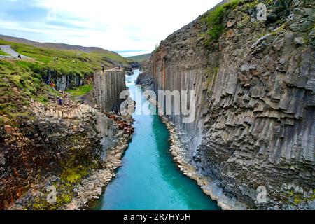 Eine malerische Landschaft mit einem gewundenen Fluss, der durch einen zerklüfteten Canyon fließt, umgeben von hohen Felsenklippen Stockfoto