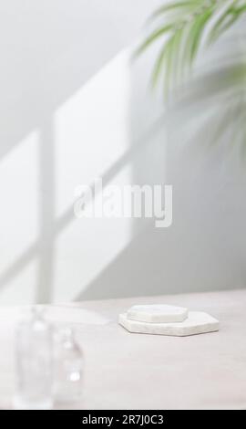 Vasen und Gegenstände auf dem Tisch in einem warmen Raum mit eindringendem Sonnenlicht Stockfoto