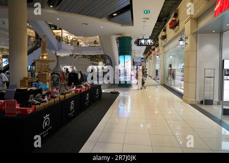 PATTAYA, THAILAND - CIRCA APRIL 2023: Innenaufnahme von Terminal 21 Pattaya. Stockfoto