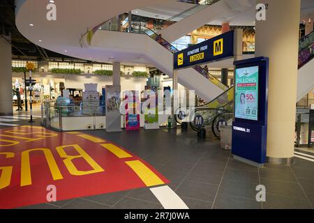 PATTAYA, THAILAND - CIRCA APRIL 2023: Innenaufnahme von Terminal 21 Pattaya. Stockfoto