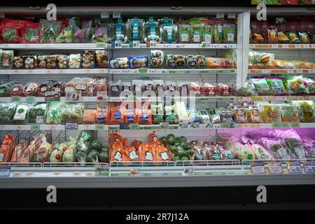 PATTAYA, THAILAND - CIRCA APRIL 2023: Innenaufnahme des Foodland Supermarkts in Pattaya. Stockfoto