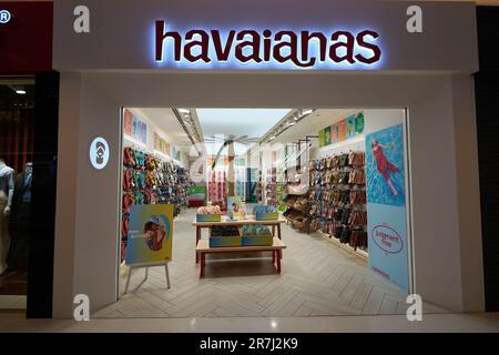 HO-CHI-MINH-STADT, VIETNAM - CA. MÄRZ 2023: Eintritt zum Havaianas-Geschäft in der Crescent Mall. Stockfoto