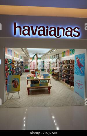 HO-CHI-MINH-STADT, VIETNAM - CA. MÄRZ 2023: Eintritt zum Havaianas-Geschäft in der Crescent Mall. Stockfoto