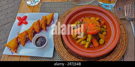 Eine Nahaufnahme des traditionellen marokkanischen Tajine-Gerichts in Marrakesch Stockfoto