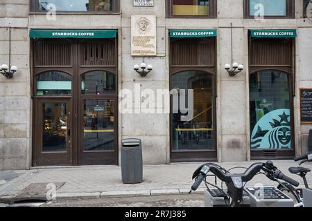 MADRID, SPANIEN - CA. JANUAR 2020: Eintritt für Starbucks Coffee. Stockfoto