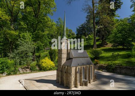 Marianske Lazne, Tschechische Republik - 29. Mai 2023: Miniaturpark Boheminium - Miniatur der Kathedrale von St. Bartholomew in Plzeň (Pilsen) Stockfoto