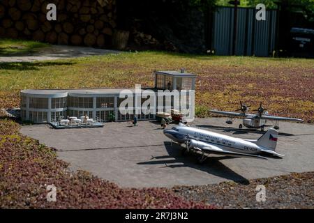 Marianske Lazne, Tschechische Republik - 29. Mai 2023: Boheminium Miniature Park - Miniatur des Flughafens in Marianske Lazne Stockfoto