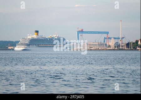 Kiel, Deutschland. 16. Juni 2023. Das Kreuzfahrtschiff Costa Firenze fährt morgens zwischen der Werft Kiel GmbH und dem Sporthafen Düsternbrook in den Kiel Fjord ein. Kredit: Jonas Walzberg/dpa/Alamy Live News Stockfoto