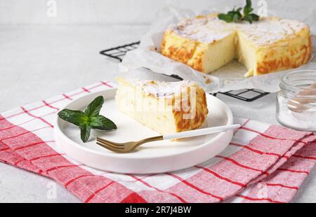 Ein Stück italienischer Migliaccio-Auflauf mit Ricotta-Käse und Orangenschale lag auf dem Teller. Frühstückskonzept, Kopierraum Stockfoto