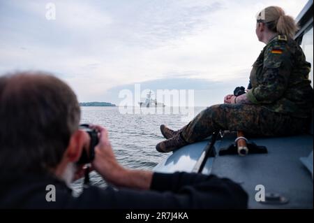 Kiel, Deutschland. 16. Juni 2023. Fotografen dokumentieren den Eintritt des amerikanischen Zerstörers USS Paul Ignatius (DDG-117) in den Kiel Fjord. Das traditionelle Manöver „Baltops“ in der Ostsee endet am Freitagmorgen in Kiel. Der Schwerpunkt der Übung, die im Juni 4 begann, war die Sicherung offener Seerouten in der Ostsee, so die Marine. Kredit: Jonas Walzberg/dpa/Alamy Live News Stockfoto