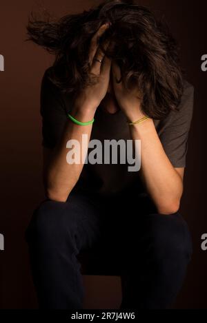 Nahaufnahme eines rücksichtsvollen, jungen Weißen Mannes Stockfoto