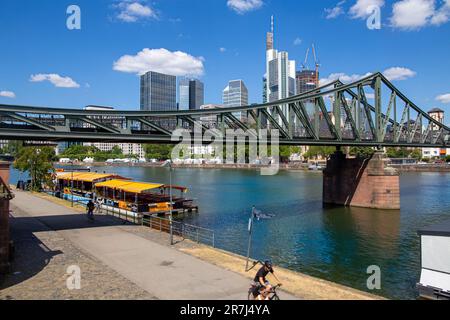 Blick auf die Eiserner Steg (Eisenbrücke) und die Skyline von Frankfurt am Main Stockfoto