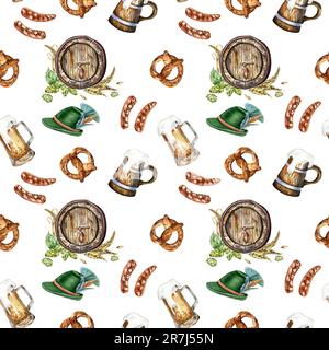 Bierfass und Becher aus Holz, deutscher Hut, wasserfarbenes, nahtloses Muster, isoliert auf Weiß. Hopp, Weizenohr, Brezel, Würstchen, handgezeichnet. Design für das Brühen Stockfoto