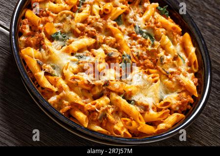 Hähnchenpastete mit Zwiebeln, Pilzen, Spinat, Tomatensoße und Mozzarella-Käse in Backform, Nahaufnahme Stockfoto