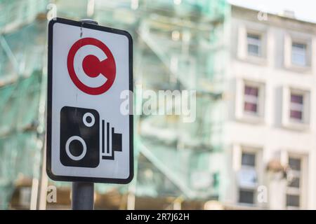 Ein Straßenschild warnt die Fahrer, dass sie in die Staugebührenzone in London, Großbritannien, einfahren und dass Überwachungskameras sie verfolgen. Stockfoto