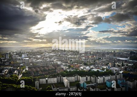 Edinburgh Stadtbild bei Sonnenuntergang - Blick von Salisbury Craigs im Hollyrood Park Stockfoto