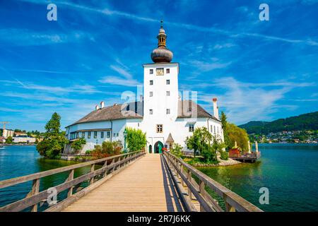 Schloss Ort in der Nähe des Traunsees, Österreich. Blick auf das antike Schloss mit langer Brücke über den See. Berühmtes Touristenziel. Stockfoto