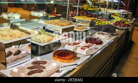 Riesige Auswahl an abwechslungsreichem Essen an Selbstbedienungsschaltern in türkischen Hotels im All-Inclusive-System Stockfoto