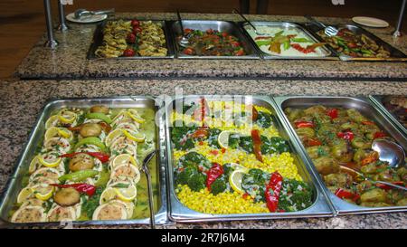 Riesige Auswahl an abwechslungsreichem Essen an Selbstbedienungsschaltern in türkischen Hotels im All-Inclusive-System Stockfoto