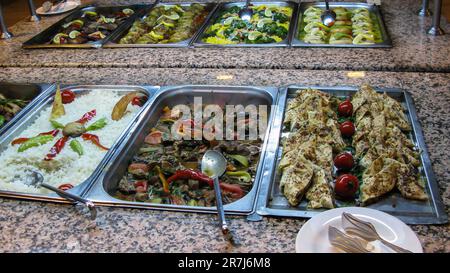 Riesige Auswahl an abwechslungsreichem Essen an Selbstbedienungsschaltern in türkischen Hotels im All-Inclusive-System Stockfoto