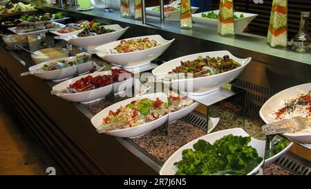 Riesige Auswahl an abwechslungsreichem Essen an Selbstbedienungsschaltern in türkischen Hotels im All-Inclusive-System Stockfoto