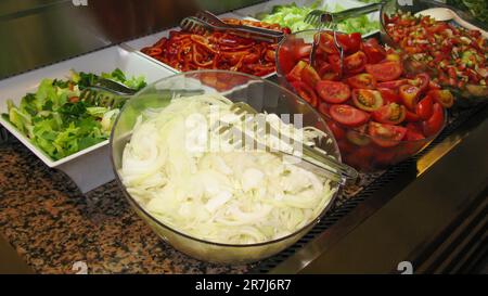 Riesige Auswahl an abwechslungsreichem Essen an Selbstbedienungsschaltern in türkischen Hotels im All-Inclusive-System Stockfoto