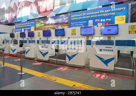 BISHKEK, KIRGISISTAN - CIRCA JANUAR 2023: Check-in-Bereich am Manas International Airport. Stockfoto