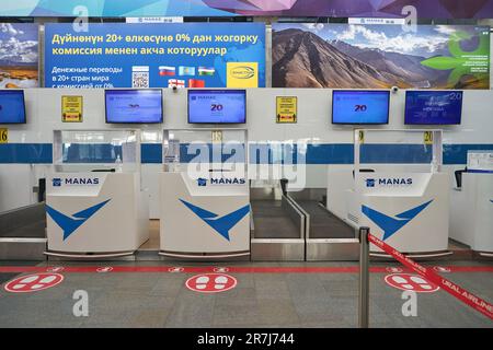 BISHKEK, KIRGISISTAN - CIRCA JANUAR 2023: Check-in-Bereich am Manas International Airport. Stockfoto