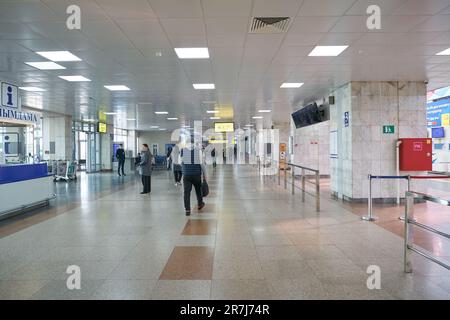 BISHKEK, KIRGISISTAN - CIRCA JANUAR 2023: Innenaufnahme des internationalen Flughafens Manas. Stockfoto