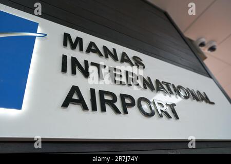 BISHKEK, KIRGISISTAN - CIRCA JANUAR 2023: Nahaufnahme des Hinweises zum internationalen Flughafen Manas. Stockfoto