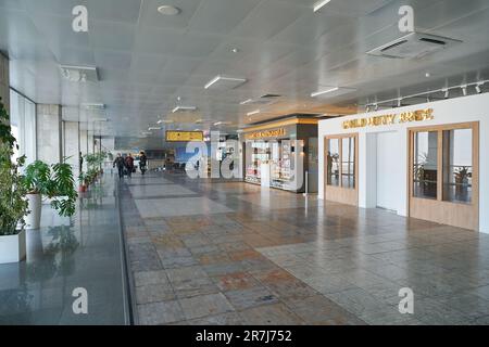 BISHKEK, KIRGISISTAN - CIRCA JANUAR 2023: Innenaufnahme des internationalen Flughafens Manas. Stockfoto