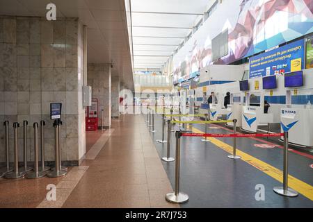 BISHKEK, KIRGISISTAN - CIRCA JANUAR 2023: Check-in-Bereich am Manas International Airport. Stockfoto