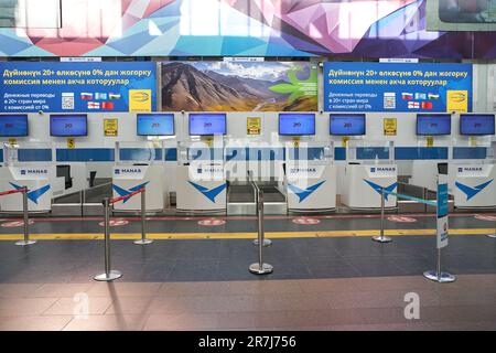 BISHKEK, KIRGISISTAN - CIRCA JANUAR 2023: Check-in-Bereich am Manas International Airport. Stockfoto