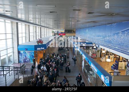 BISHKEK, KIRGISISTAN - CIRCA JANUAR 2023: Am Manas International Airport stehen die Menschen Schlange. Stockfoto