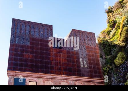 Madrid, Spanien - 19. März 2023: Blick auf das CaixaForum Madrid. Es ist ein Kulturzentrum in Paseo del Prado. Entworfen von den Schweizer Architekten Herzog Stockfoto