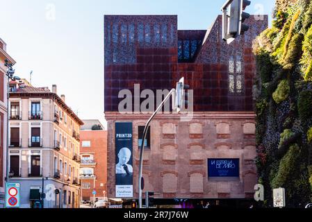 Madrid, Spanien - 19. März 2023: Blick auf das CaixaForum Madrid. Es ist ein Kulturzentrum in Paseo del Prado. Entworfen von den Schweizer Architekten Herzog Stockfoto