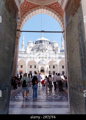 Touristen am Eingang zur Sultan-Ahmed-Moschee aka Blaue Moschee in Istanbul, Türkei Stockfoto