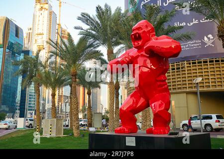 DOHA, KATAR - CIRCA MÄRZ 2023: Blick auf Richard Orlinski Wild Kong Statue in Doha auf Straßenebene. Stockfoto