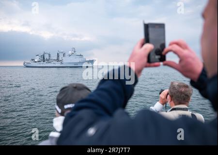 Kiel, Deutschland. 16. Juni 2023. Der französische Kommando- und Nachfülltanker Somme fährt in Richtung Fjord in der Bucht von Kiel. Das traditionelle Manöver „Baltops“ in der Ostsee endet am Freitagmorgen in Kiel. Der Schwerpunkt der Übung, die am 4. Juni begann, war die Sicherung offener Seerouten in der Ostsee, so die Marine. Kredit: Jonas Walzberg/dpa/Alamy Live News Stockfoto