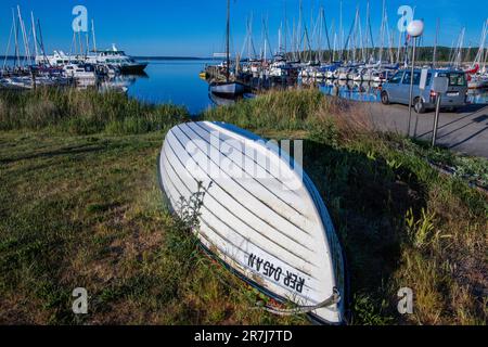 Rerik, Deutschland. 31. Mai 2023. Ein Fischerboot liegt am Ufer vor dem kleinen Fischereihafen an der Salzhaff. Kredit: Jens Büttner/dpa/Alamy Live News Stockfoto