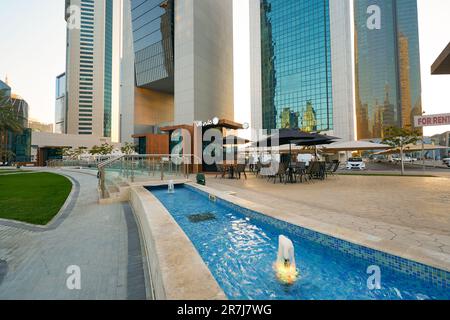 DOHA, KATAR - CA. MÄRZ 2023: Blick auf Doha auf Straßenebene. Stockfoto