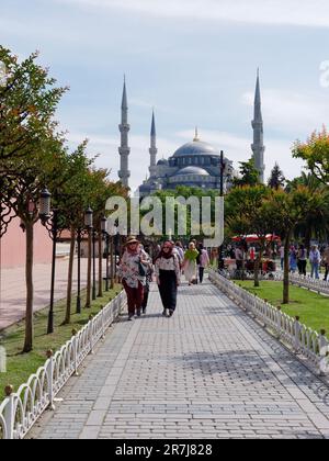 Pfad und Gärten vor der Sultan-Ahmed-Moschee aka Blaue Moschee in Istanbul, Türkei Stockfoto