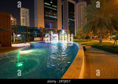 DOHA, KATAR - CA. MÄRZ 2023: Blick auf Doha auf Straßenebene. Stockfoto