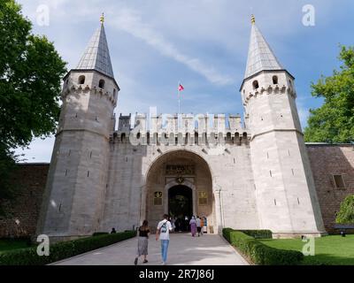 Das Tor der Anrede, das zweite Tor zum Topkapi-Palast, Istanbul, Türkei. Historischer Palastkomplex aus der osmanischen Ära Stockfoto