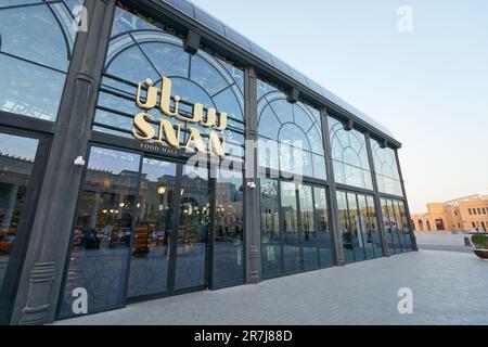 DOHA, KATAR - CA. MÄRZ 2023: Eintritt zur SNAN Food Hall in Doha. Stockfoto
