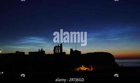 Zwischen 1,15 und 2 Uhr bilden sich im Tynemouth Priory in North Tyneside nächtliche Wolken. Nächtliche Wolken sind extrem selten sehr hohe Wolken, die am Nachthimmel zu sehen sind, in der Regel an klaren Sommernächten, Eine Stunde nach Sonnenuntergang und eine Stunde vor Sonnenaufgang, wenn die Sonne zwischen -6 und -10 Grad steht. Sie werden etwa zur gleichen Zeit wie die hellsten Sterne sichtbar und sind meist bläulich oder silberfarben. Foto: Freitag, 16. Juni 2023. Stockfoto