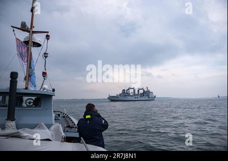 Kiel, Deutschland. 16. Juni 2023. Der französische Kommando- und Nachfülltanker Somme fährt in Richtung Fjord in der Bucht von Kiel. Das traditionelle Manöver „Baltops“ in der Ostsee endet am Freitagmorgen in Kiel. Der Schwerpunkt der Übung, die am 4. Juni begann, war die Sicherung offener Seerouten in der Ostsee, so die Marine. Kredit: Jonas Walzberg/dpa/Alamy Live News Stockfoto