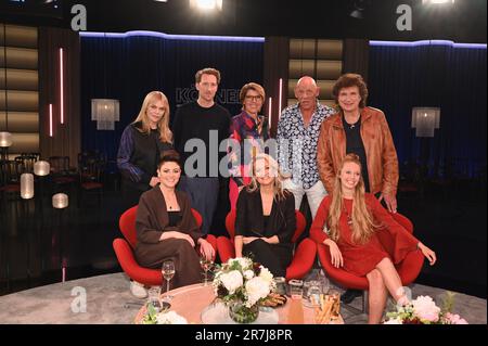 Köln, Deutschland. 15. Juni 2023. Schauspielerin Anna Loos, l-r, Moderatorin Louis Klamroth, Moderatorin Bettina Böttinger, Schauspielerin Joe Bausch, Sängerin Olaf Malolepski, die vor dem l-r sitzt, Comedienne Tahnee, Sängerin Juliette Schoppmann und Autorin Lotta Lubkoll als Gäste der WDR-Talkshow Kölner Treff Credit: Horst Galuschka/dpa/Alamy Live News Stockfoto