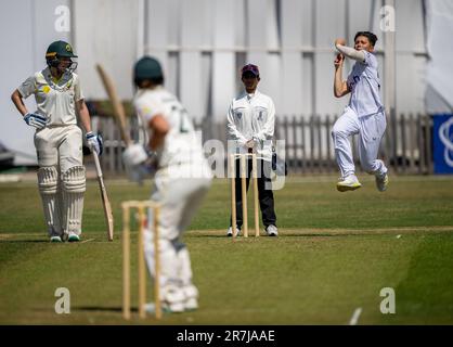 Issy Wong Bowling für England gegen Australien A in einem 3-tägigen Aufwärmspiel vor dem Frauen-Testspiel. Stockfoto